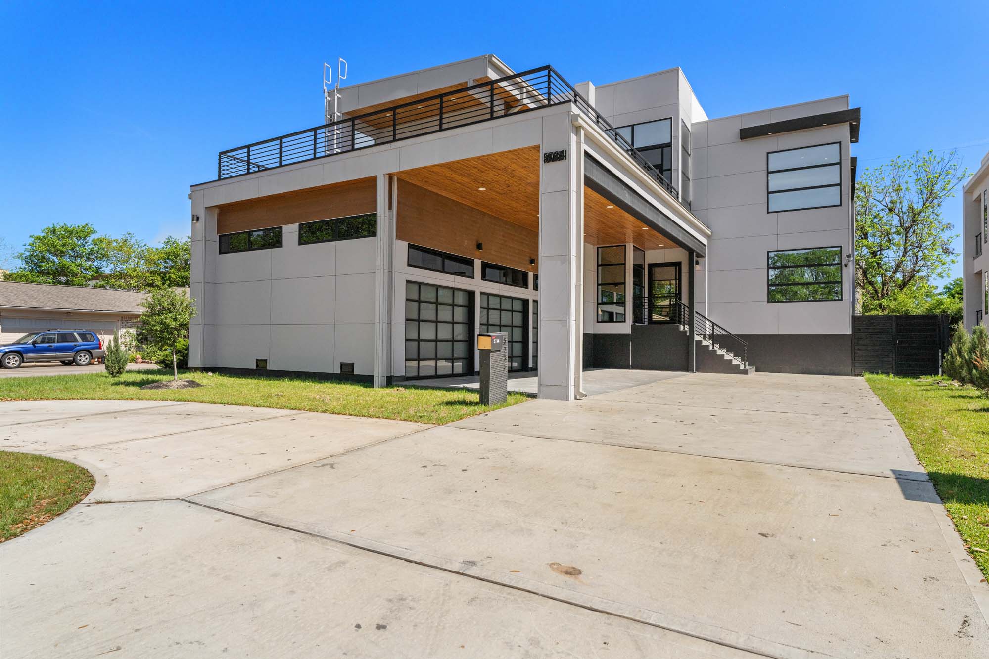 Garage — full view